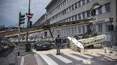 Distrutte auto in sosta e danneggiati due piani di un edificio Distrutte auto in sosta e danneggiati due piani di un edificio