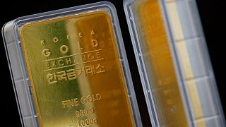 الذهب يتعافى بعد عمليات بيع مكثفة مع توقف صعود الدولار