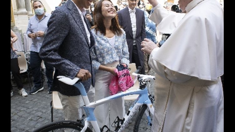 Il ciclista colombiano dona al Pontefice la Maglia Rosa