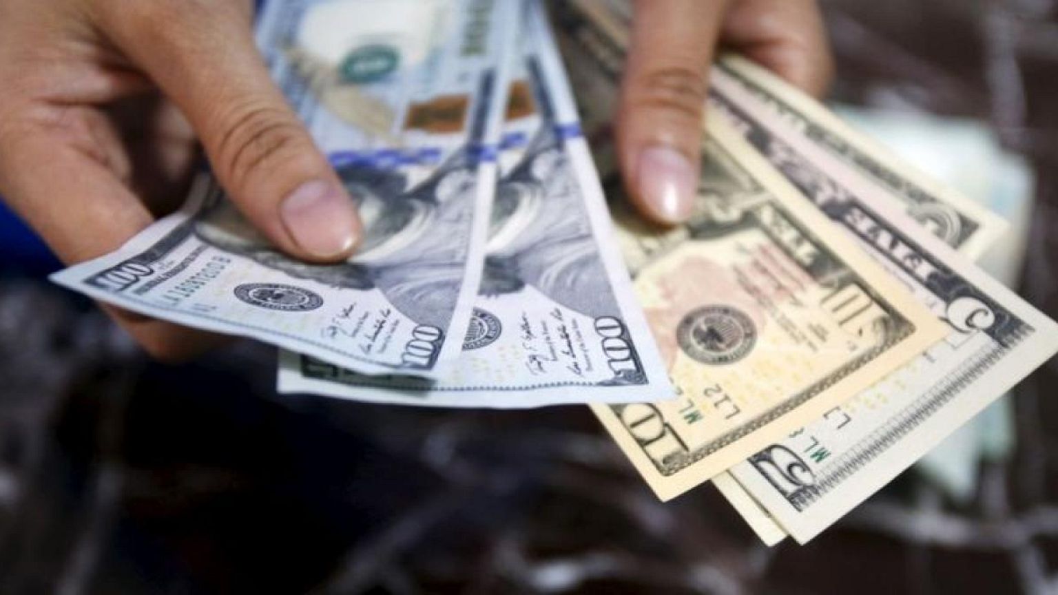 FOREX-Dólar pierde fuerza tras últimos comentarios de la Fed; el bitcóin se desploma