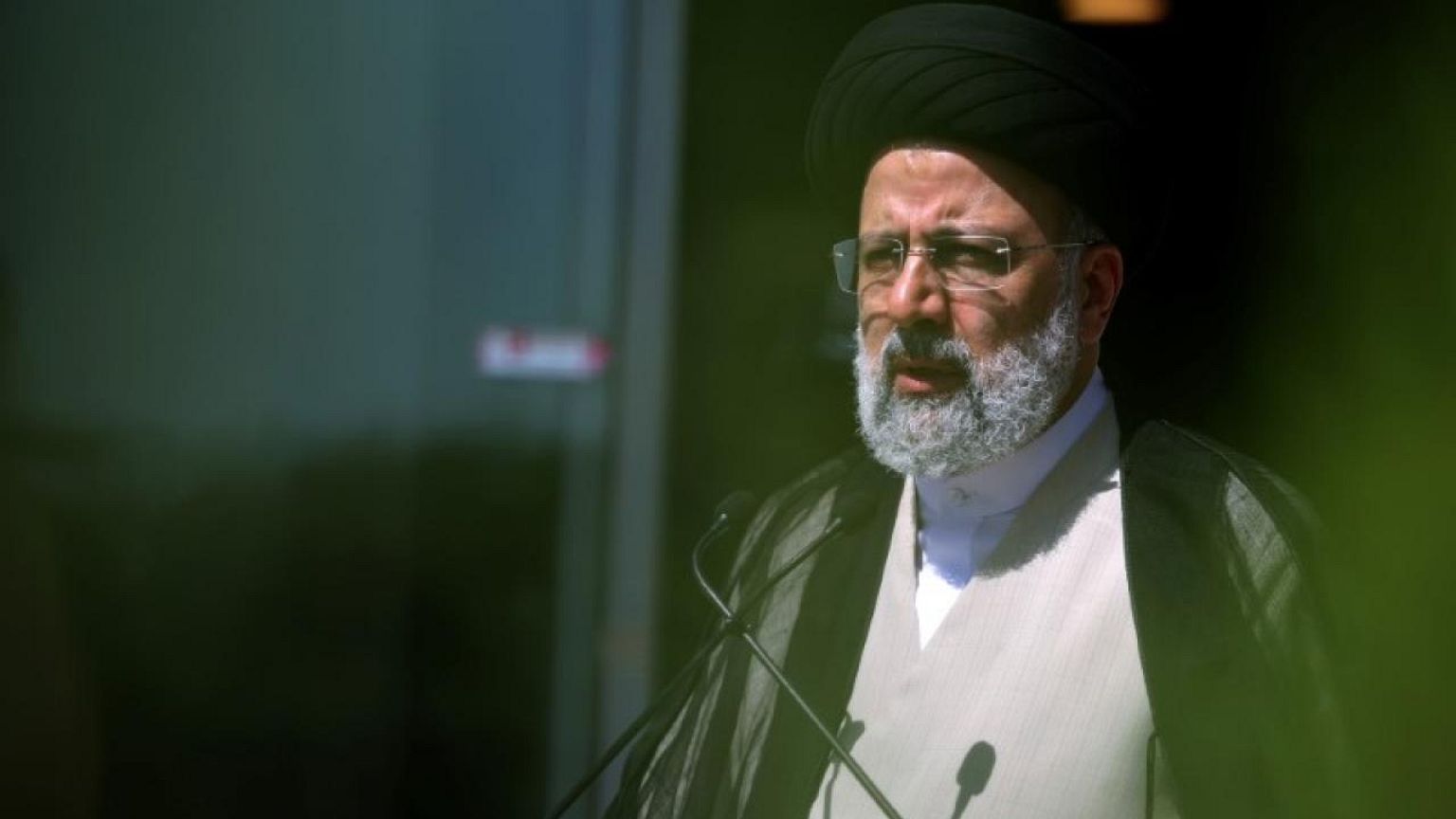 إعلام رسمي: المرشح المعتدل الوحيد في انتخابات الرئاسة الإيرانية يهنئ رئيسي بالفوز