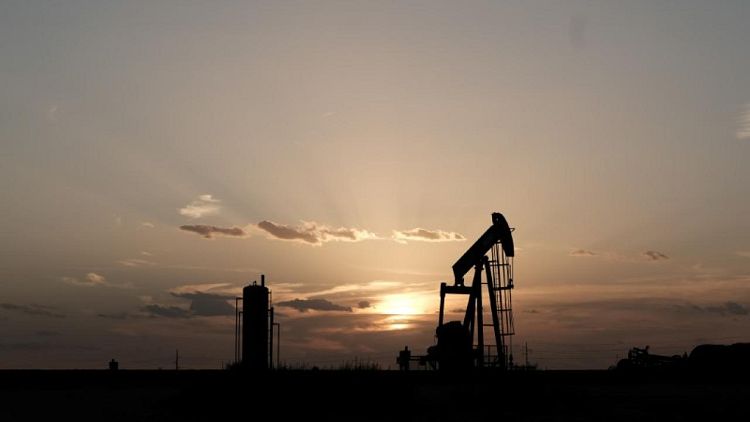 النفط يتراجع لمخاوف من أن يحد التضخم من نمو الطلب