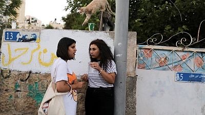 الحواجز الأمنية تقلب حياة أسرة فلسطينية رأسا على عقب في حي الشيخ جراح الحواجز الأمنية تقلب حياة أسرة فلسطينية رأسا على عقب في حي الشيخ جراح