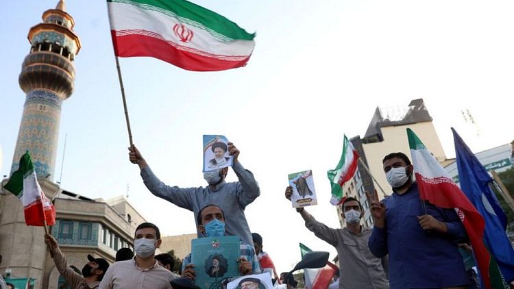 Juez de línea dura Raisi lidera las elecciones presidenciales iraníes, dice funcionario