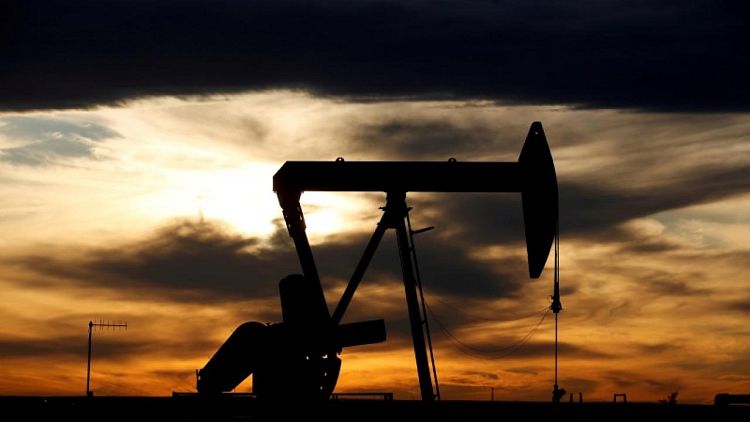 النفط يهبط بفعل قوة الدولار لكن صورة الطلب ما زالت إيجابية