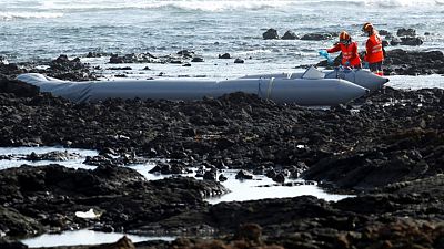 Rescatan a decenas de inmigrantes tras volcar su embarcación en Lanzarote Rescatan a decenas de inmigrantes tras volcar su embarcación en Lanzarote