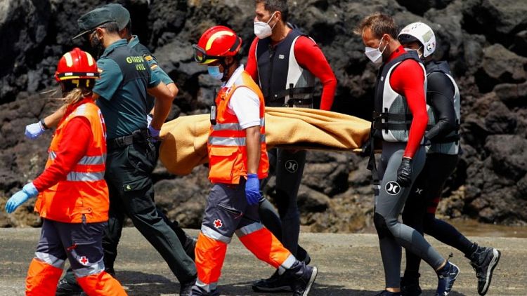 إنقاذ عشرات المهاجرين ومقتل 4 بعد اصطدام قاربهم بساحل صخري في إسبانيا