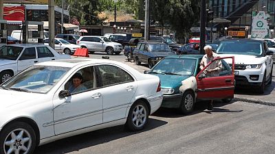 العمل من السيارة.. وسيلة اللبنانيين للتكيف مع طوابير الانتظار في محطات البنزين العمل من السيارة.. وسيلة اللبنانيين للتكيف مع طوابير الانتظار في محطات البنزين