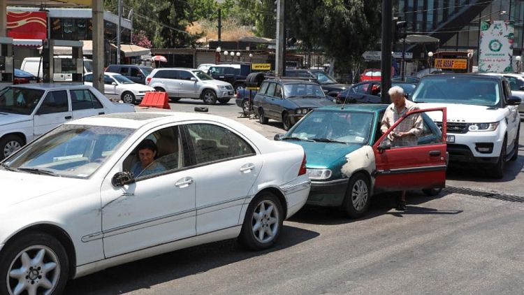 العمل من السيارة.. وسيلة اللبنانيين للتكيف مع طوابير الانتظار في محطات البنزين