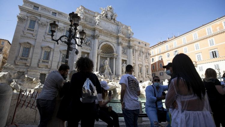 Folla in centro Roma, chiusa area Fontana di Trevi