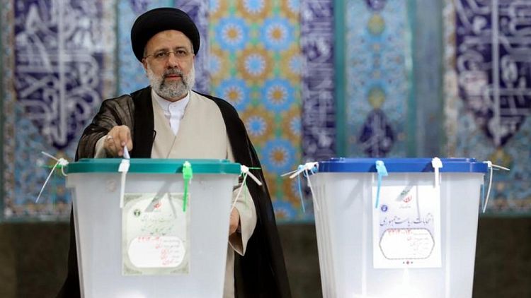 التلفزيون الإيراني: القاضي المتشدد رئيسي متقدم بقوة في الانتخابات