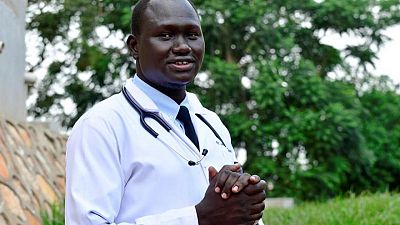 "لقد فعلتها".. لاجئ من جنوب السودان يمتهن الطب في أوغندا