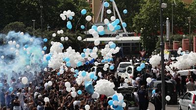 In cielo palloncini e due colombe.Ai funerali Raggi e Zingaretti In cielo palloncini e due colombe.Ai funerali Raggi e Zingaretti