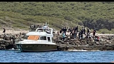 Arrivati a bordo di uno yacht 83 pachistani, comprese due donne Arrivati a bordo di uno yacht 83 pachistani, comprese due donne