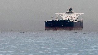 إيران تخزن النفط بالناقلات وتعد الأيام الباقية على العودة للأسواق
