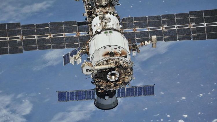 Cosmonautas rusos hallan nuevas grietas en módulo de la EEI