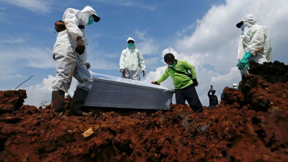 وباء كوفيدـ19 في إندونيسيا.. إصابات يومية بالآلاف ونقل جثة يستغرق 14 ساعة في العاصمة جاكارتا