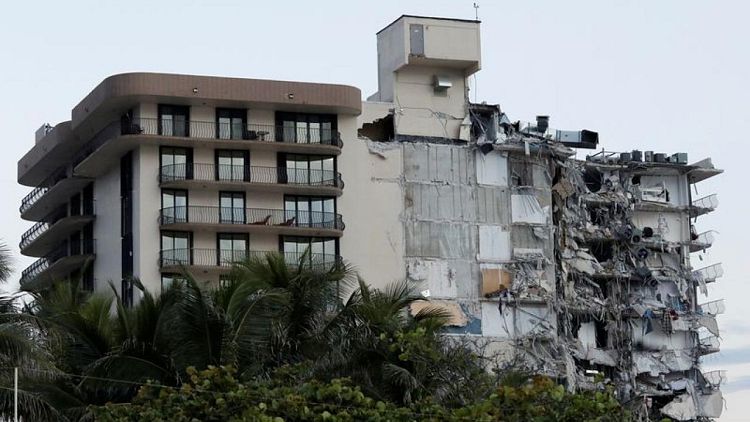 مسؤولون: 51 مفقودا بعد انهيار بمبنى في ولاية فلوريدا الأمريكية
