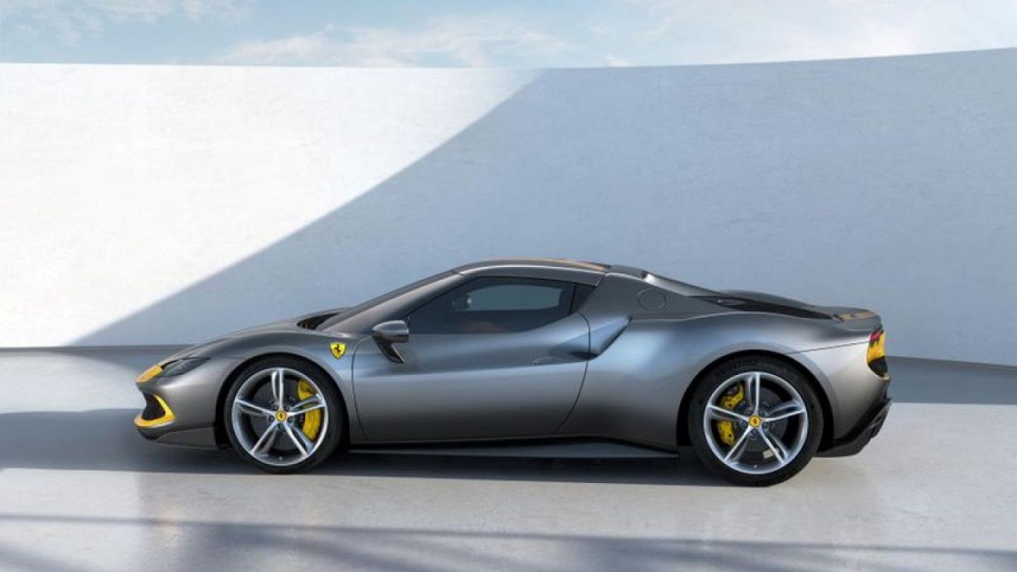 Ferrari presenta un deportivo híbrido de  dólares en carrera por  autos eléctricos | Euronews