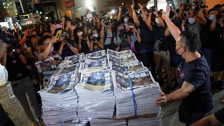 La policía de Hong Kong arresta al ex redactor jefe del Apple Daily