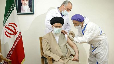 Líder iraní recibe vacuna contra el coronavirus de fabricación local