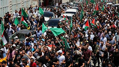 فلسطينيون يطالبون بالتغيير في جنازة ناشط منتقد لعباس فلسطينيون يطالبون بالتغيير في جنازة ناشط منتقد لعباس