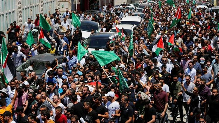 فلسطينيون يطالبون بالتغيير في جنازة ناشط منتقد لعباس
