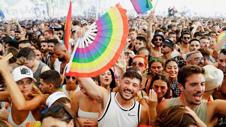 شوارع تل أبيب تغص بالمشاركين في الاستعراض السنوي للمثليين