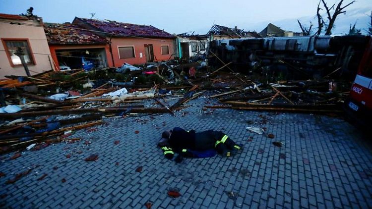 مقتل خمسة في إعصار نادر الحدوث اجتاح جنوب التشيك