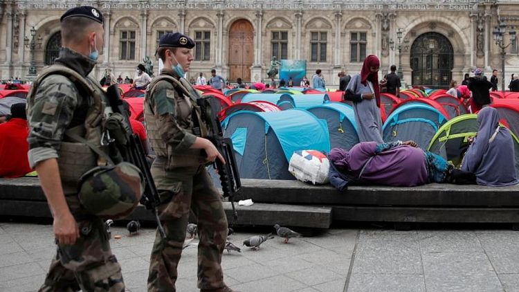 Police clear central Paris of hundreds of protesting migrants