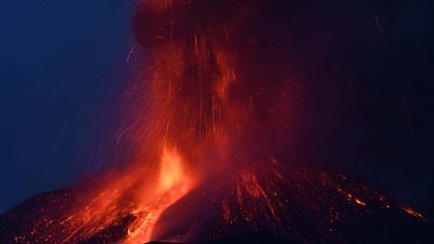Nube lavica alta 7 km e colata, aeroporto di Catania operativo Nube lavica alta 7 km e colata, aeroporto di Catania operativo