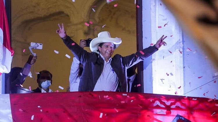 Castillo hace planes y gestos de gobernante mientras espera anuncio de ganador elecciones en Perú