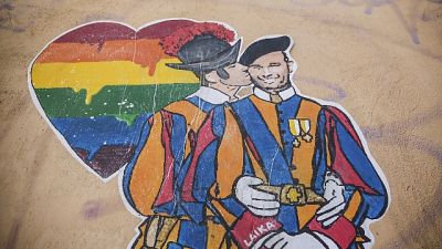 vicino alla Santa Sede, con guardie svizzere che si baciano vicino alla Santa Sede, con guardie svizzere che si baciano
