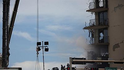 Tras derrumbe de torre en Florida, autoridades evacúan un edificio similar Tras derrumbe de torre en Florida, autoridades evacúan un edificio similar