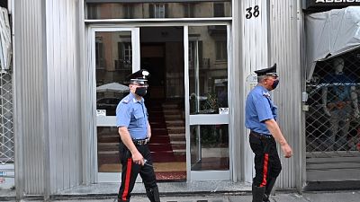 In un edificio del centro, indagano i carabinieri In un edificio del centro, indagano i carabinieri