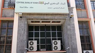 البنك المركزي اليمني يوقف 54 شركة صرافة في عدن وسط انهيار كبير للعملة
