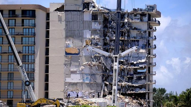 إذاعة: مسؤول بفلوريدا طمأن سكان المبنى المنهار على حالته عام 2018 رغم تحذير هندسي