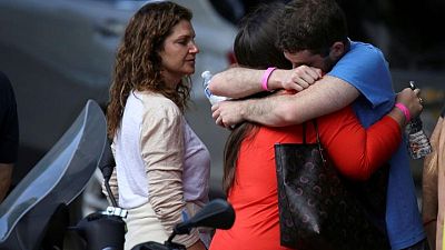 Perros de apoyo emocional consuelan a familias de desaparecidos tras derrumbe de edificio en Miami Perros de apoyo emocional consuelan a familias de desaparecidos tras derrumbe de edificio en Miami