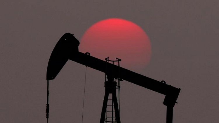 النفط ينخفض في ظل تهديد ارتفاع إصابات كوفيد آفاق الطلب على الوقود