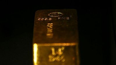 METALES PRECIOSOS-Oro cae a mínimo de más de una semana ante alza del dólar