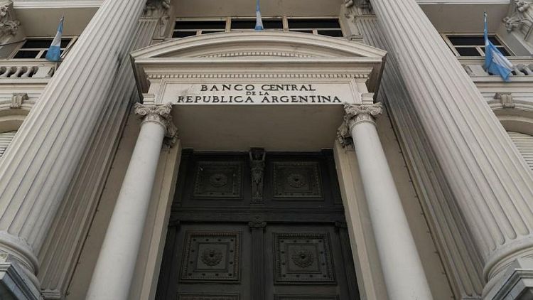 Banco central de Argentina ajusta medidas para evitar fuga de dólares