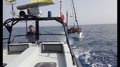 Scortate in porto dalla Guardia di finanza, fermati 2 scafisti Scortate in porto dalla Guardia di finanza, fermati 2 scafisti