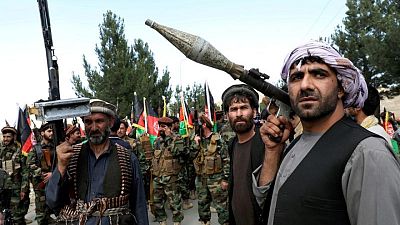 Civiles afganos toman las armas antes de salida de fuerzas de EEUU