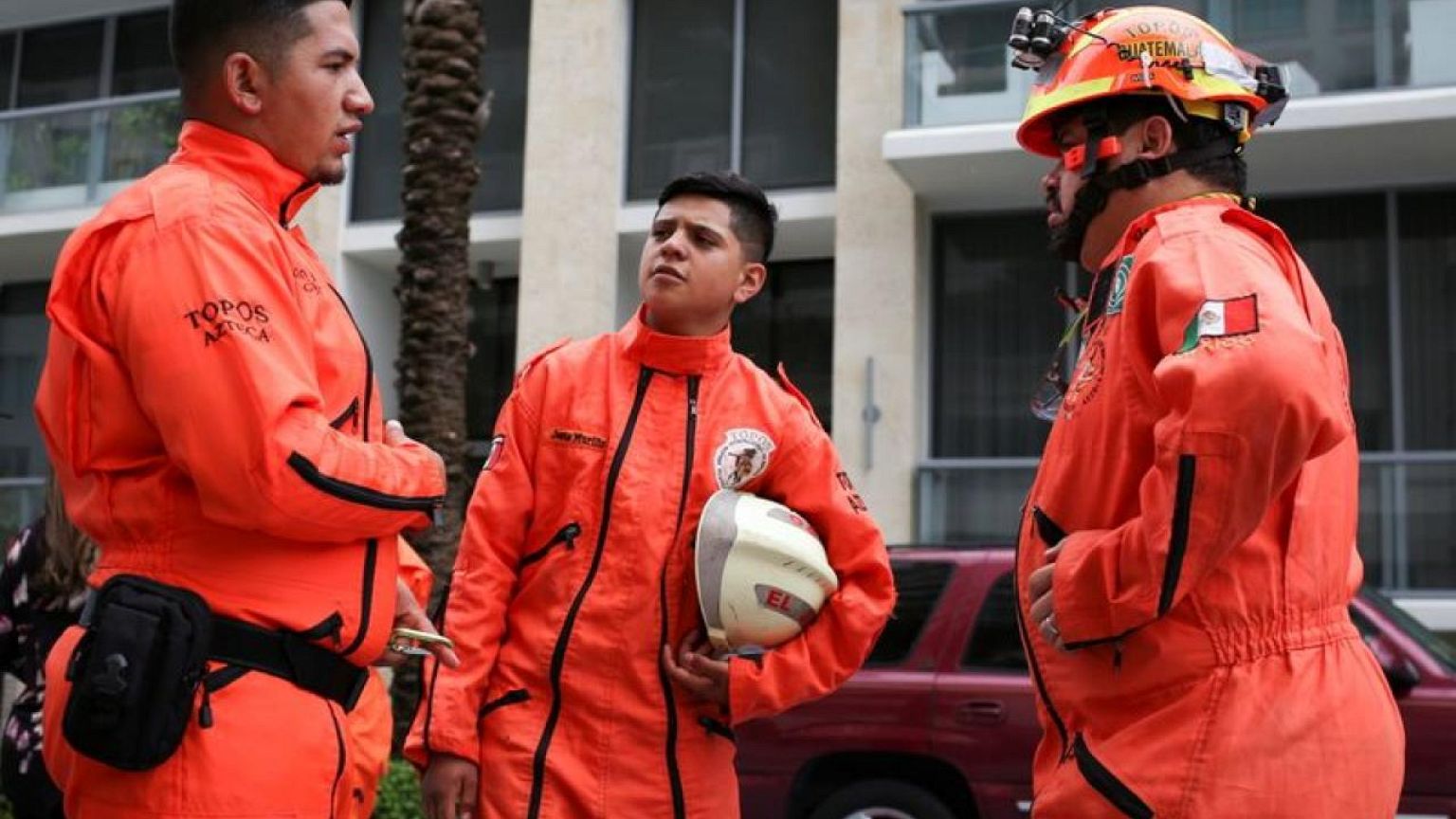 "Los Topos" de México se quedan esperando a poder ayudar en el rescate del edificio de Miami