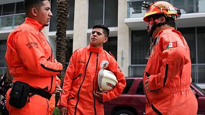 "Los Topos" de México se quedan esperando a poder ayudar en el rescate del edificio de Miami "Los Topos" de México se quedan esperando a poder ayudar en el rescate del edificio de Miami