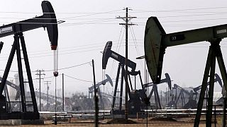 PETRÓLEO-Crudo pierde 2 dólares después de que productores de OPEP+ acuerdan aumentar bombeo