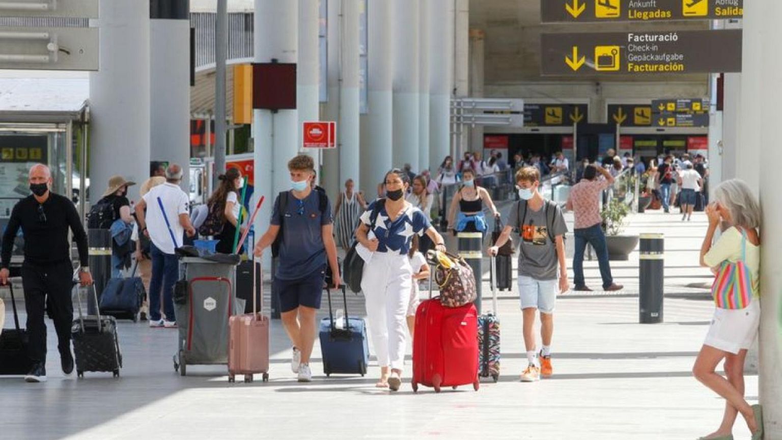 Britain working with EU countries as momentum grows for wider travel reopening