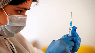 موسكو تبدأ التطعيم بجرعات لقاح تنشيطية مع ارتفاع حالات كوفيد-19