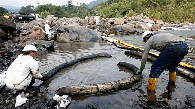 Ecuador se apresura a mover oleoductos y proteger una represa de un río enfurecido Ecuador se apresura a mover oleoductos y proteger una represa de un río enfurecido