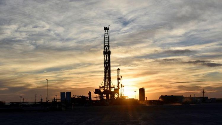 ANÁLISIS-Petroleras apuestan a los 100 dólares por barril y se apresuran a vender activos